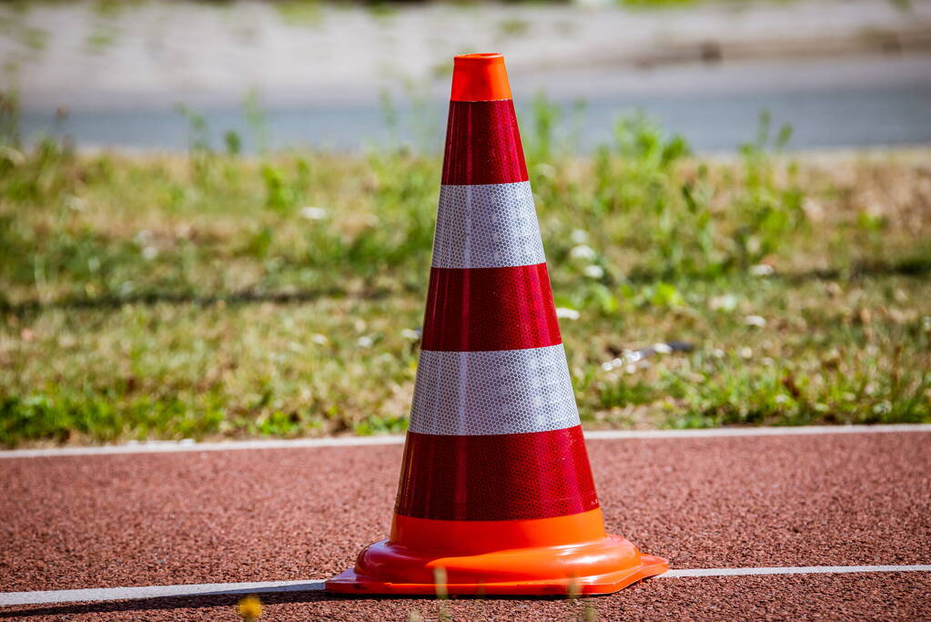 Vrachtwagen komt op zijkant terecht bij ongeluk