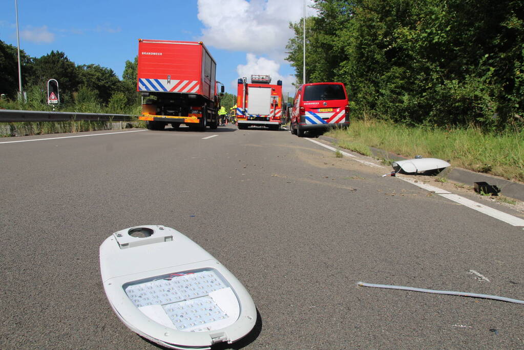 Weg bezaaid met brokstukken na botsing