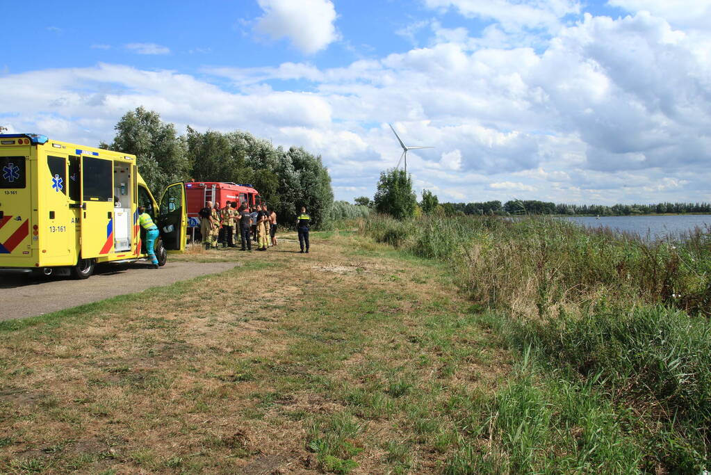 Veel hulpdiensten aanwezig voor persoon te water in Ouderkerkerplas