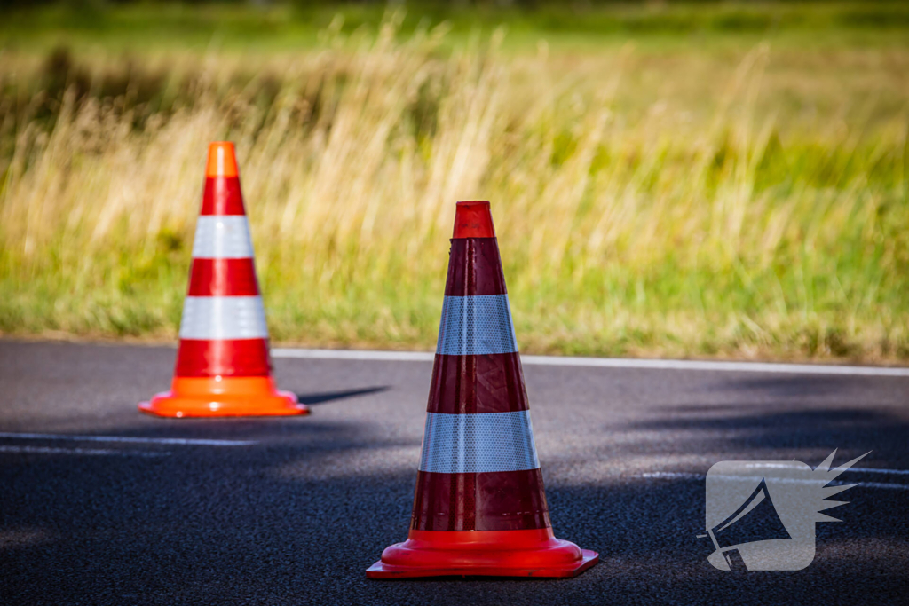 Auto op zijn kop in greppel