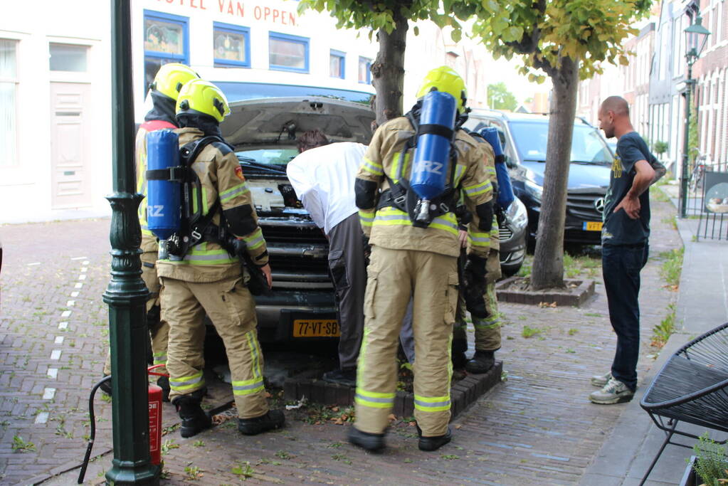 Eigenaar blust zelf brand in bestelbus