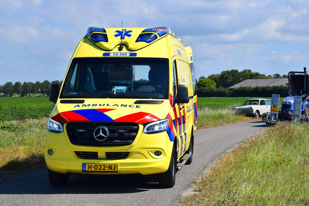 Automobilist raakt van de weg en belandt in sloot