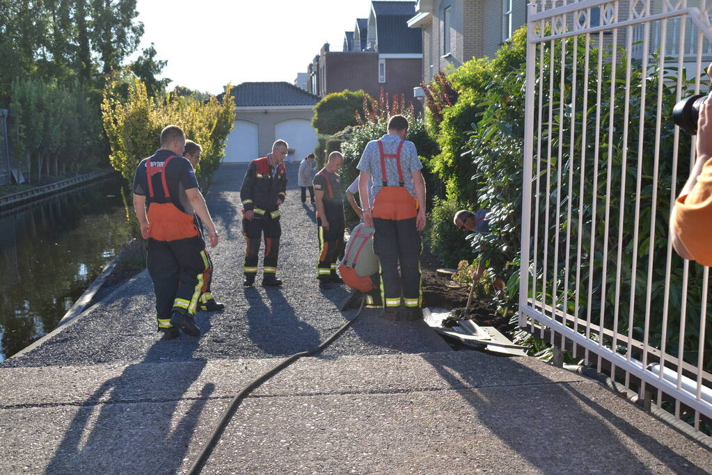 Rookontwikkeling onder de grond in tuin