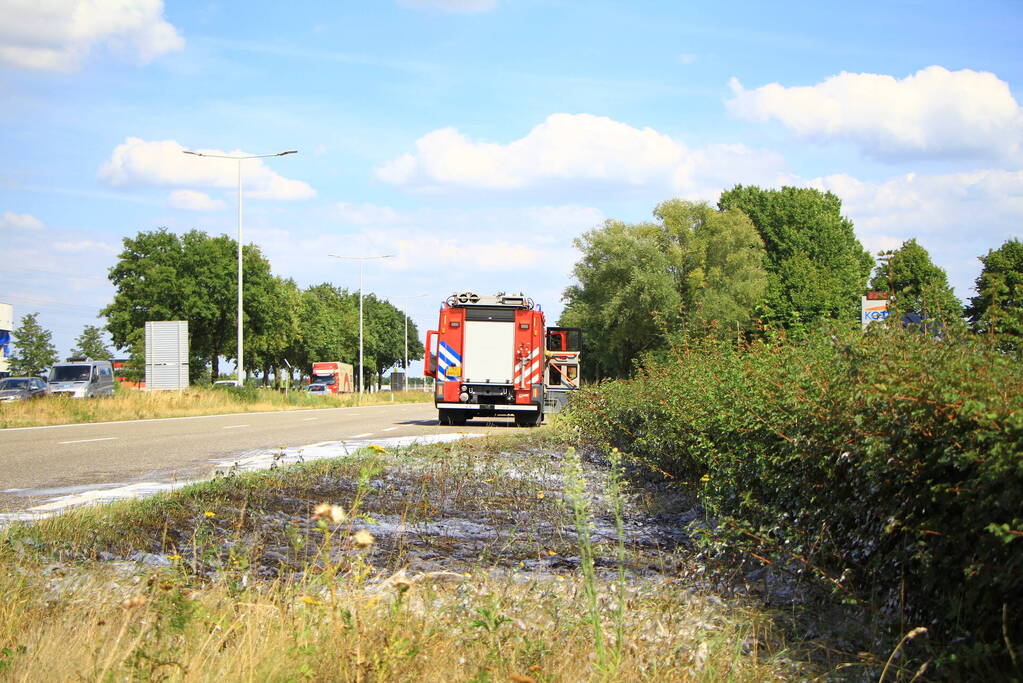 Flinke verkeershinder na bermbrand