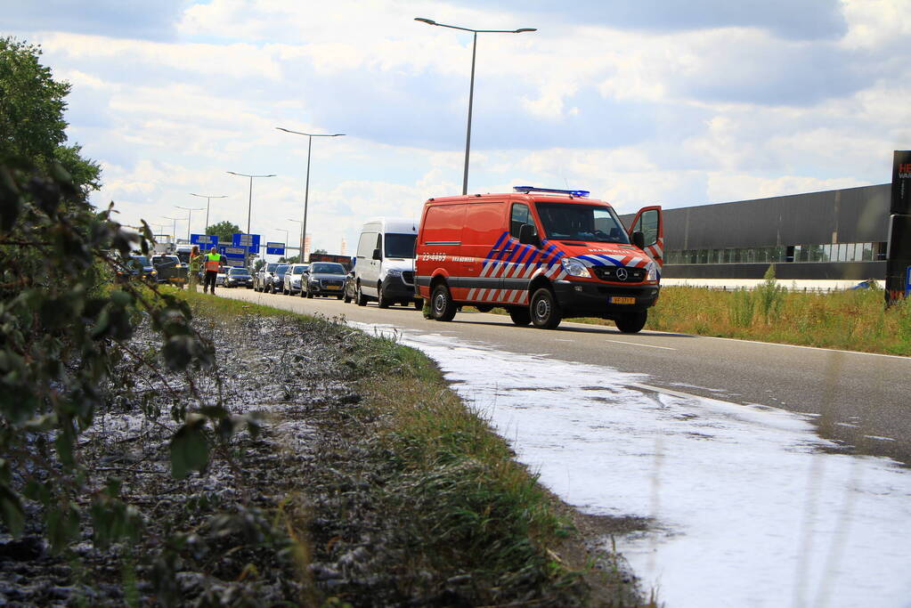 Flinke verkeershinder na bermbrand