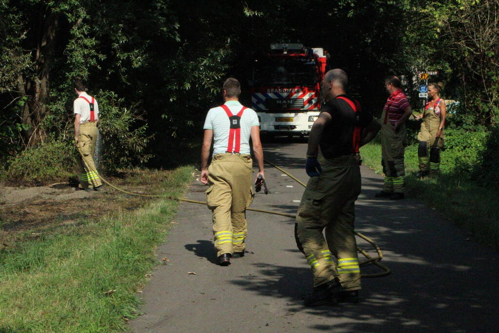 Brandweer blust brandende struiken