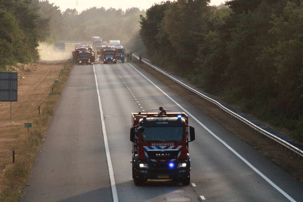 Snelweg afgesloten vanwege grote bermbrand