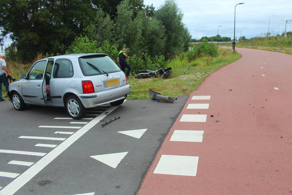 Flinke schade na aanrijding tussen auto en brommer