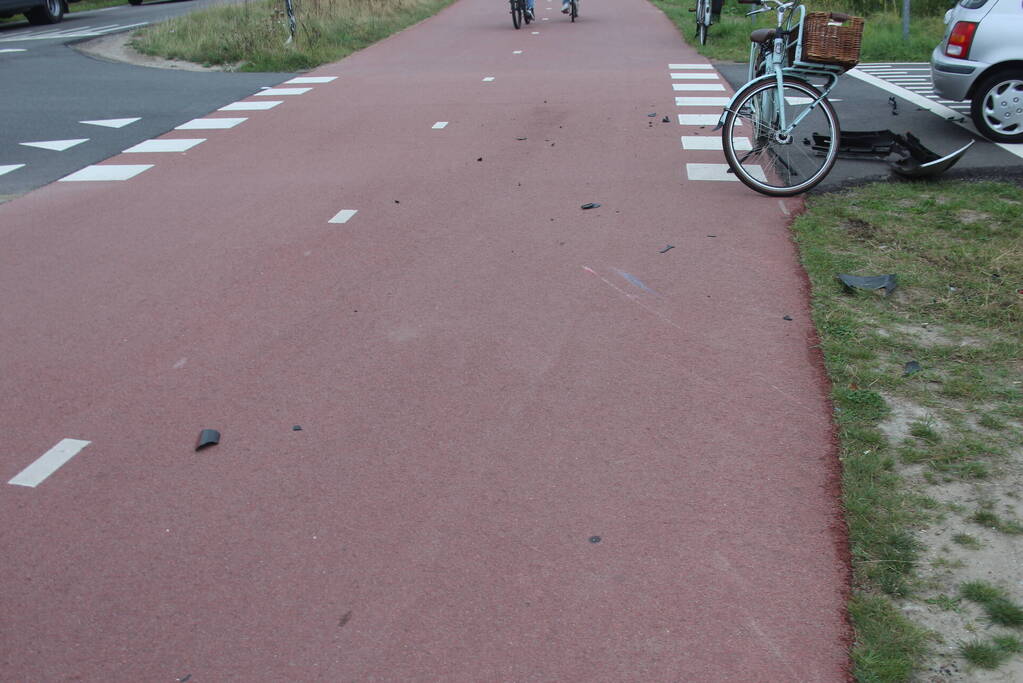 Flinke schade na aanrijding tussen auto en brommer