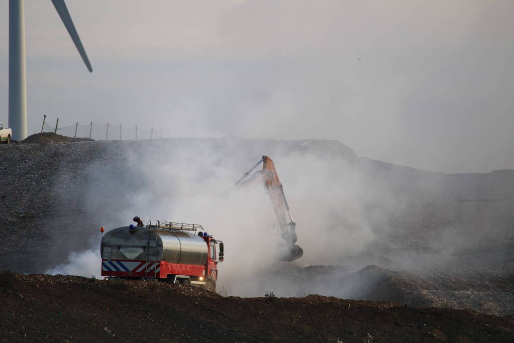 Grote rookontwikkeling bij hevige brand op stortplaats