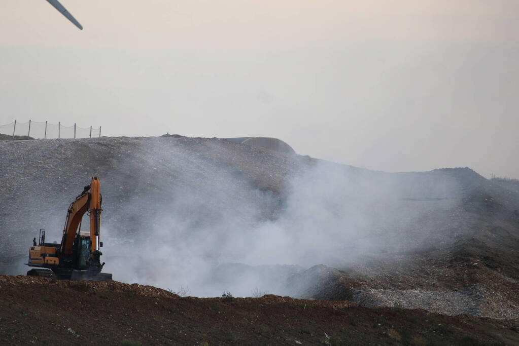 Grote rookontwikkeling bij hevige brand op stortplaats