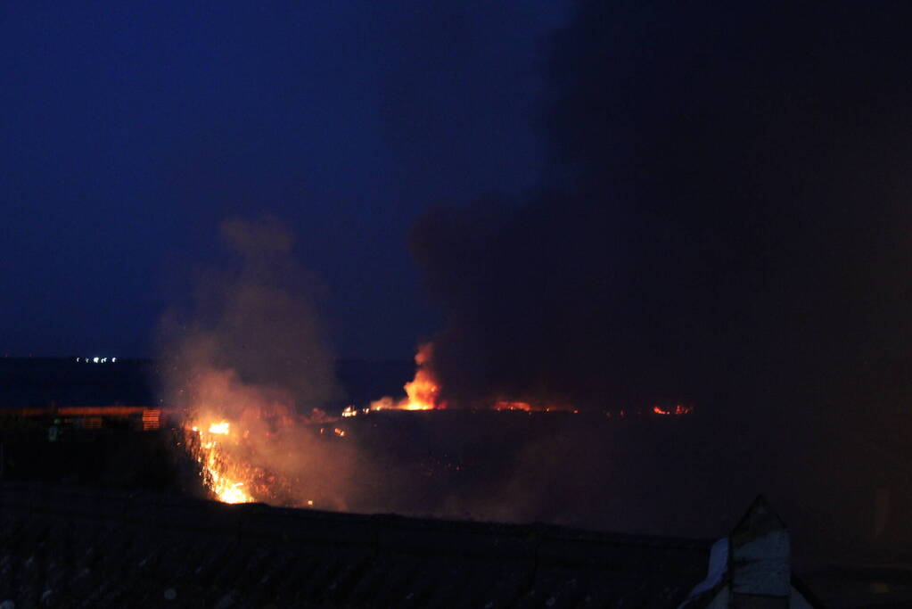 Groot stuk dijk in brand