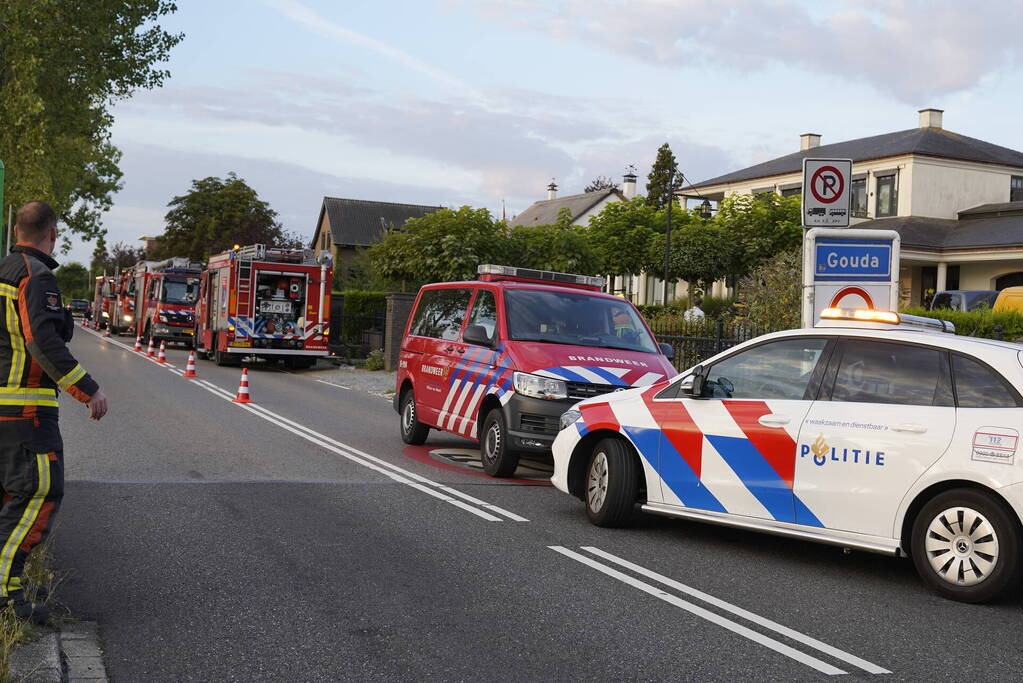 Veel brandweer in de straat voor brand bij villa