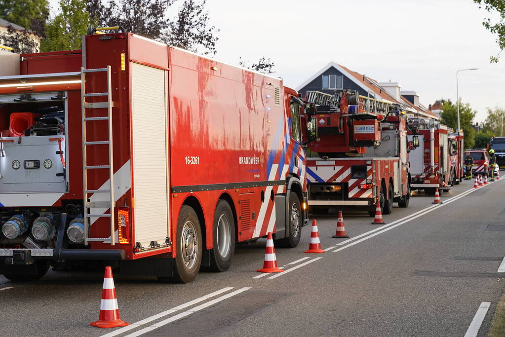 Veel brandweer in de straat voor brand bij villa