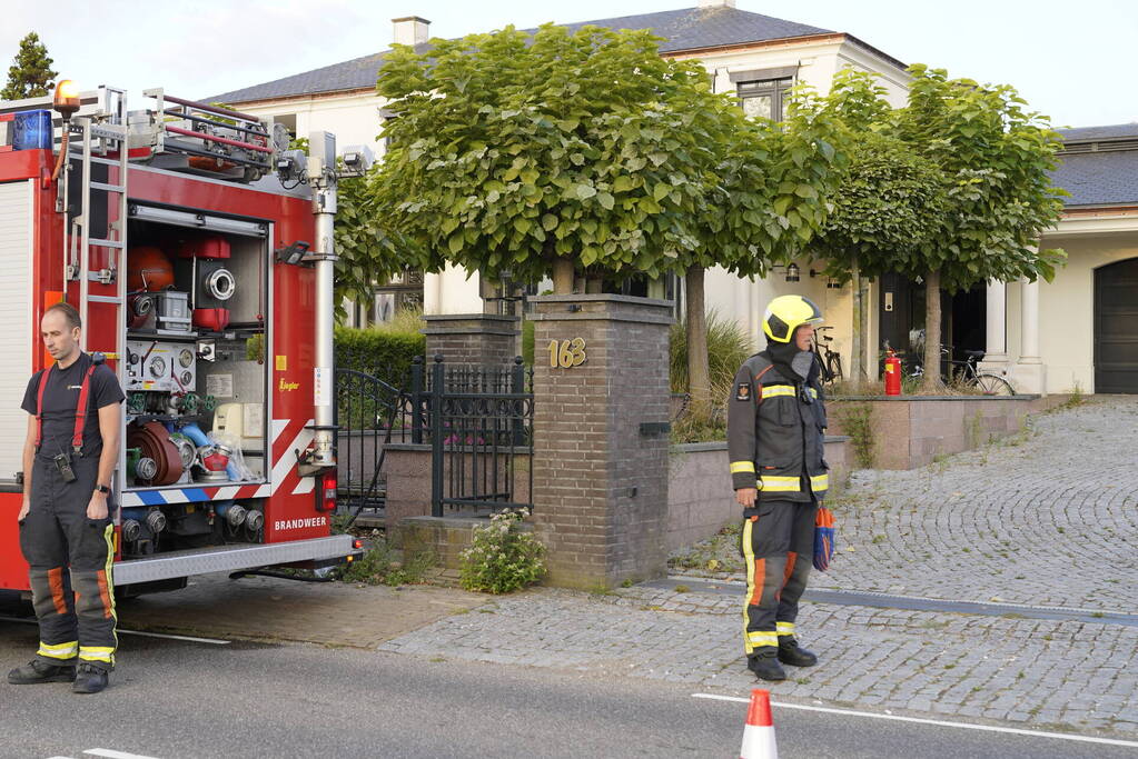 Veel brandweer in de straat voor brand bij villa