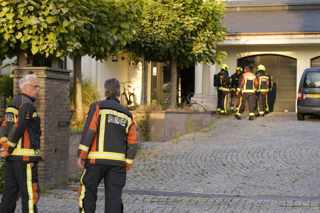 Veel brandweer in de straat voor brand bij villa