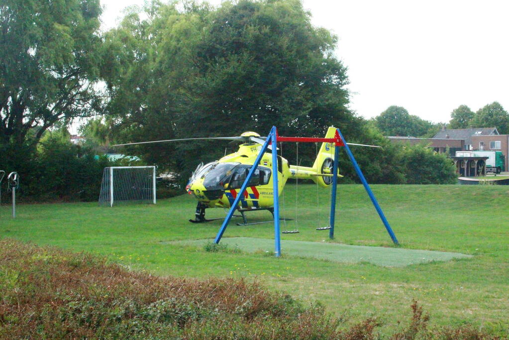 Traumahelikopter landt op speelveld