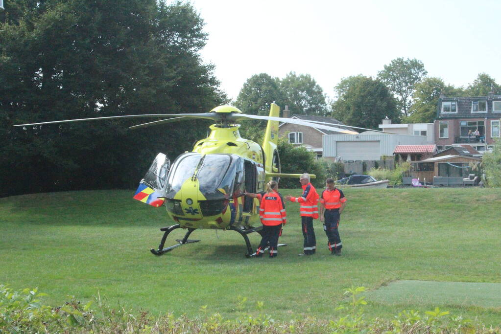 Traumahelikopter landt op speelveld