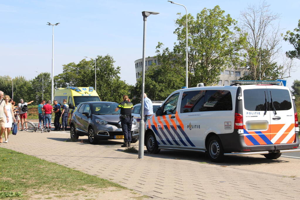 Automobilist ziet overstekende fietsster over het hoofd