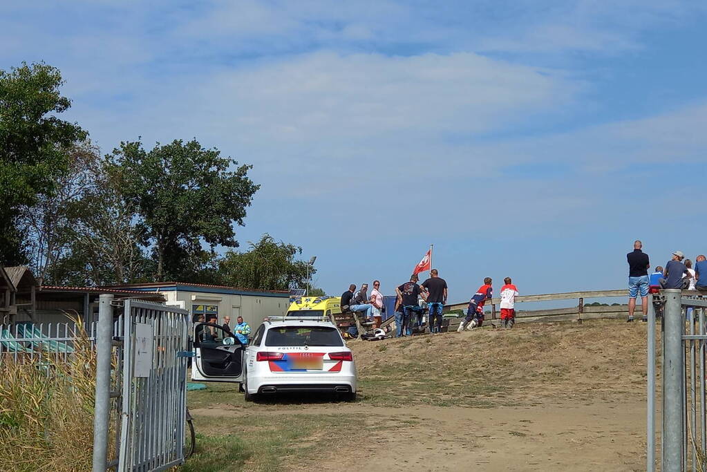 Motorcrosser ten val op crossterrein