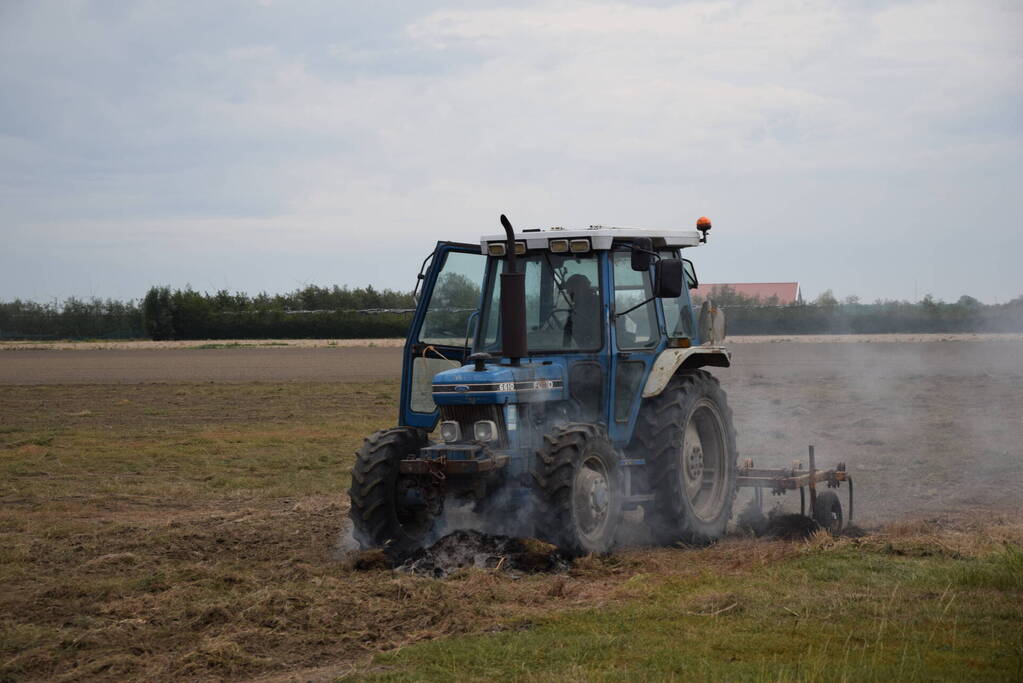 Brand door omploegen van weiland