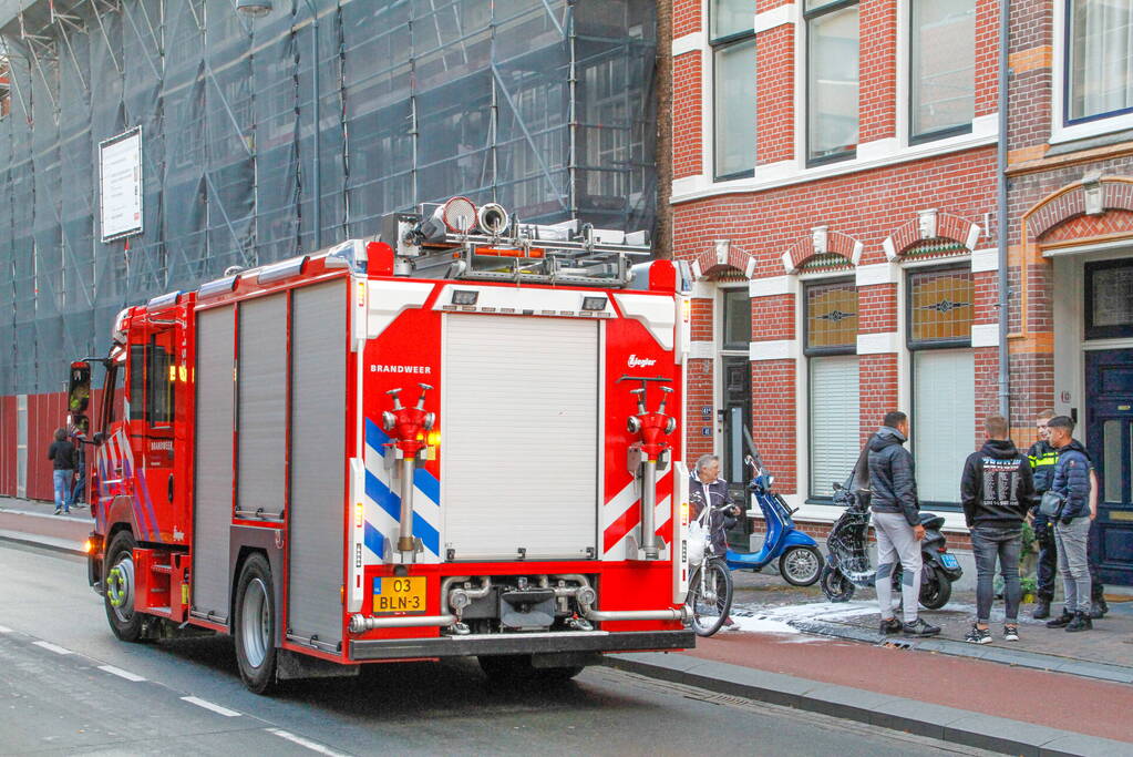 Omstanders blussen brandende scooter