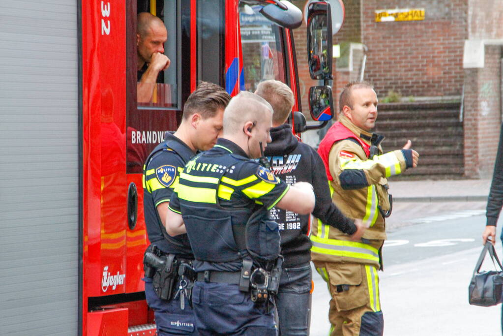 Omstanders blussen brandende scooter