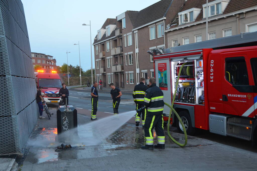 Brandende winkelmand snel geblust