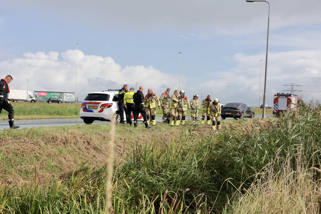 Verlaten auto in sloot aangetroffen