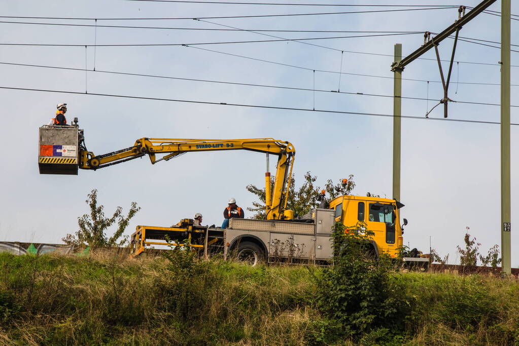 Zwaar beschadigde spoorbrug uitgehesen