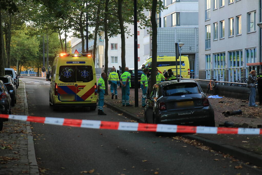 Meerdere gewonden nadat automobilist op fietspad belandt