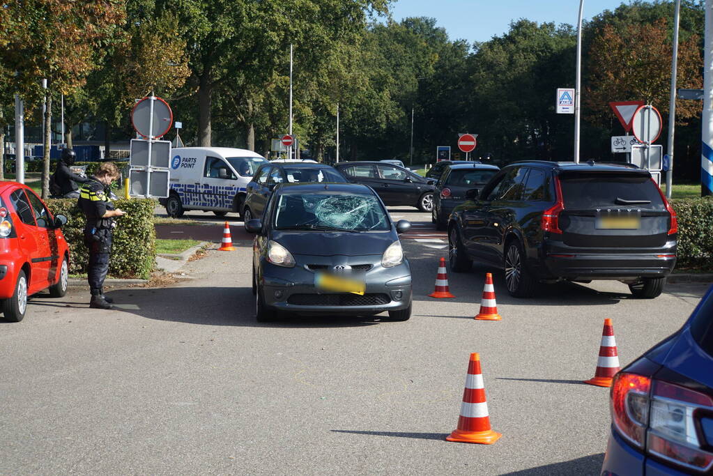 Fietser klapt tegen voorruit van auto en raakt gewond