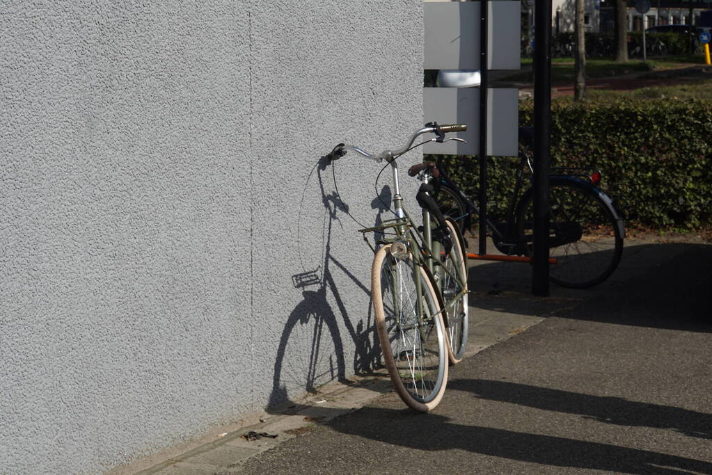 Fietser klapt tegen voorruit van auto en raakt gewond