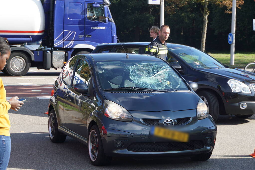 Fietser klapt tegen voorruit van auto en raakt gewond