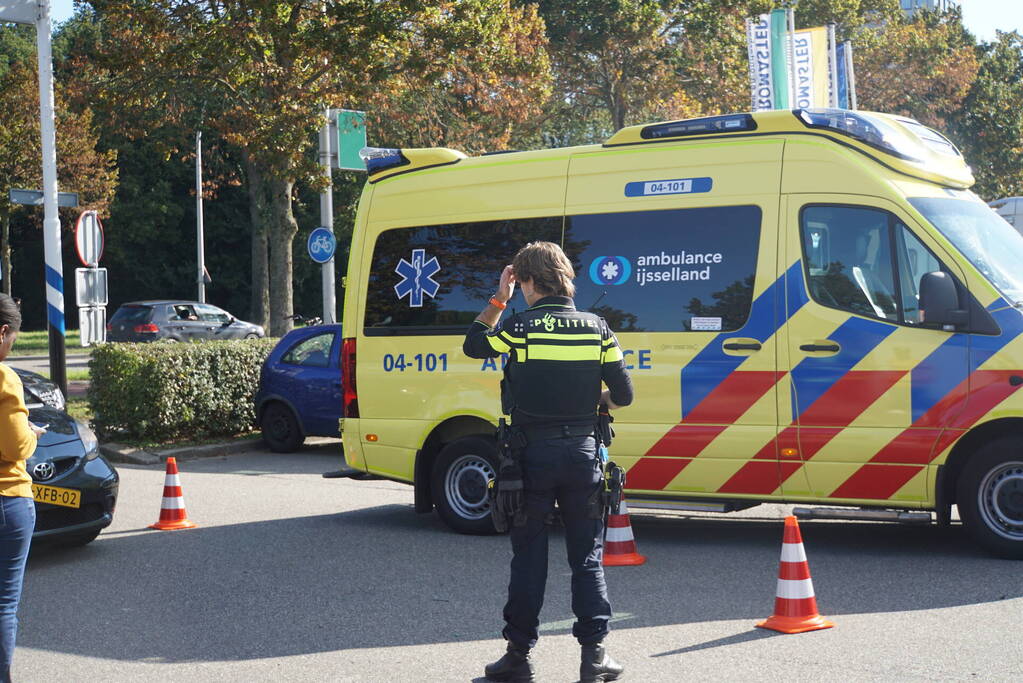 Fietser klapt tegen voorruit van auto en raakt gewond