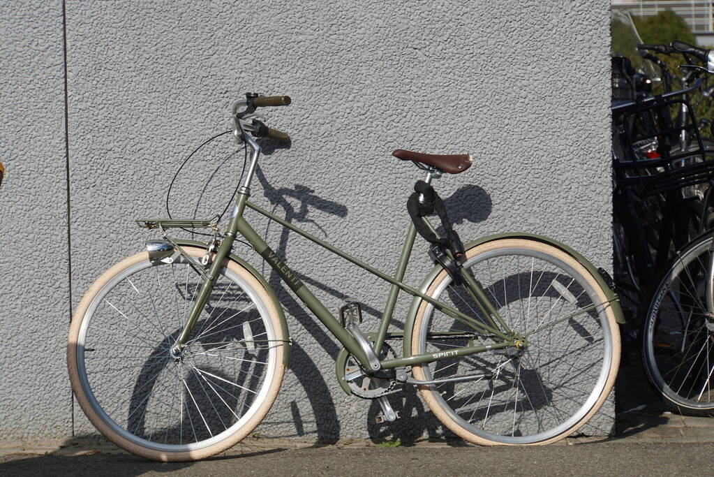 Fietser klapt tegen voorruit van auto en raakt gewond