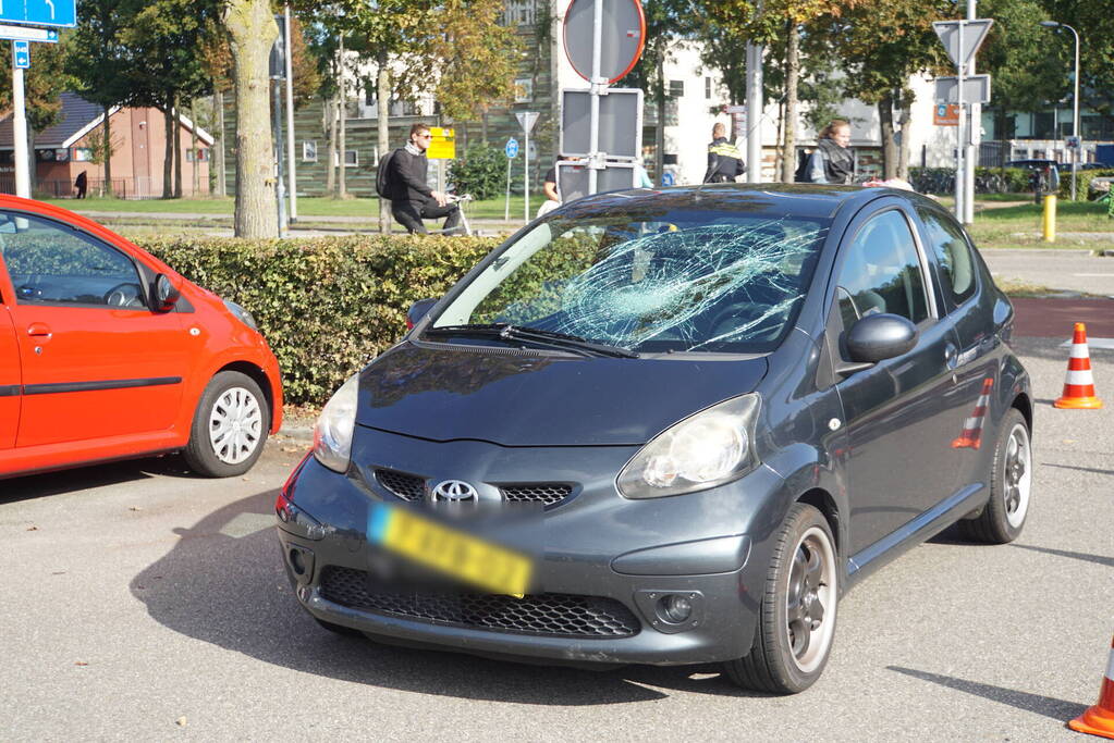 Fietser klapt tegen voorruit van auto en raakt gewond