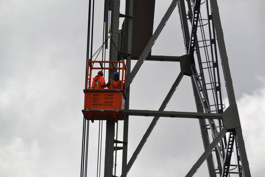 Vaarweg en verkeer gestremd door inspectie hefbrug