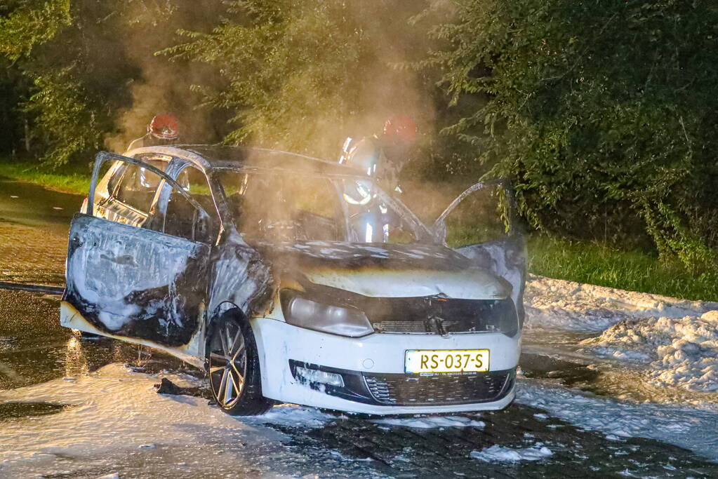 Personenwagen verwoest vanwege brand