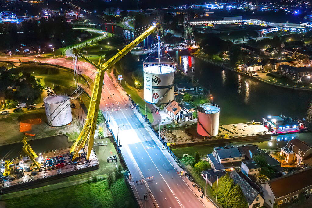 Vijftig ton zware opslagtanks over brug getakeld