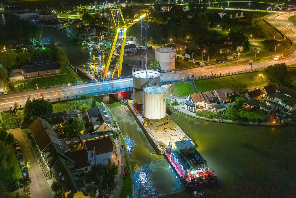 Vijftig ton zware opslagtanks over brug getakeld