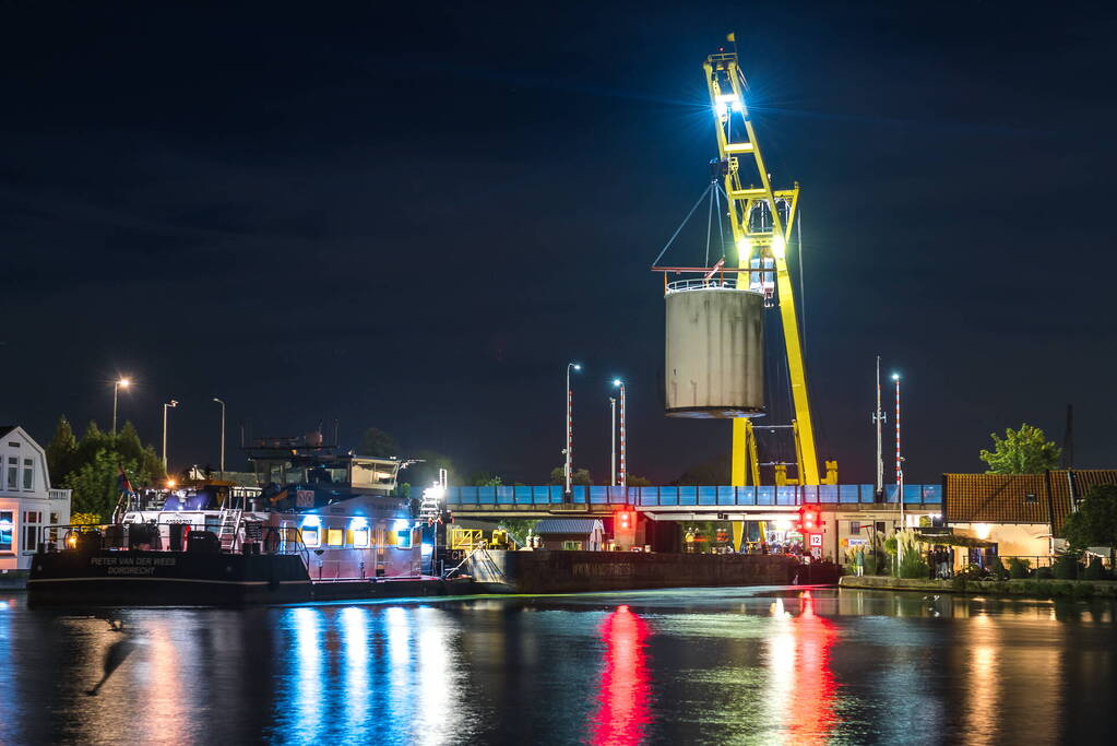 Vijftig ton zware opslagtanks over brug getakeld