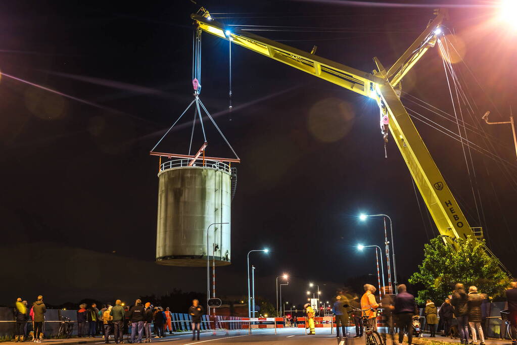 Vijftig ton zware opslagtanks over brug getakeld