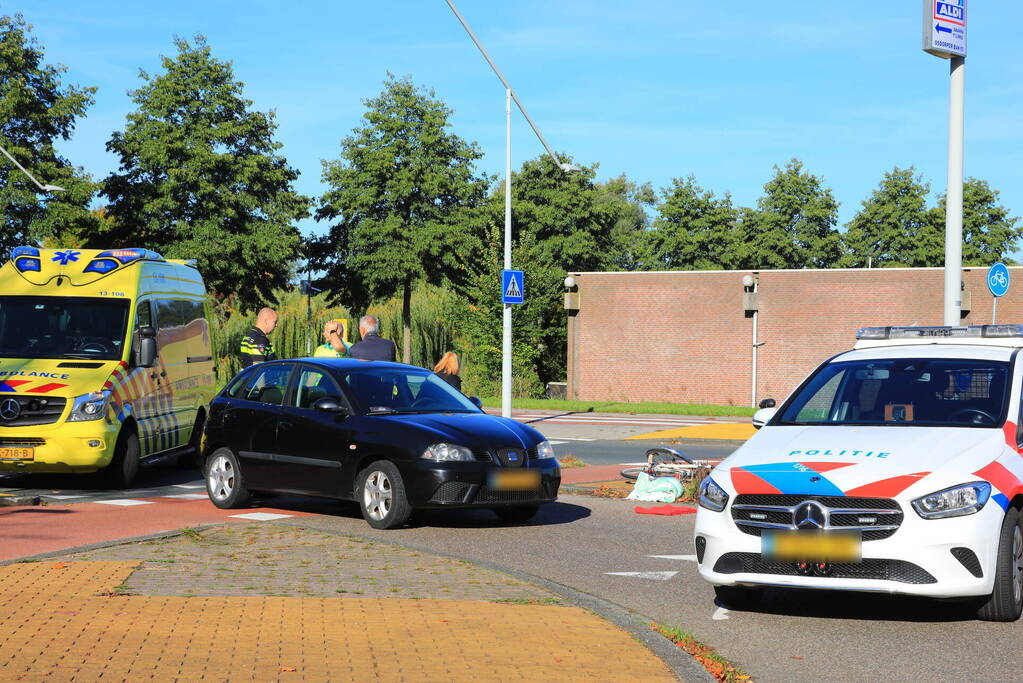 Fietser botst op auto bij oversteekplaats