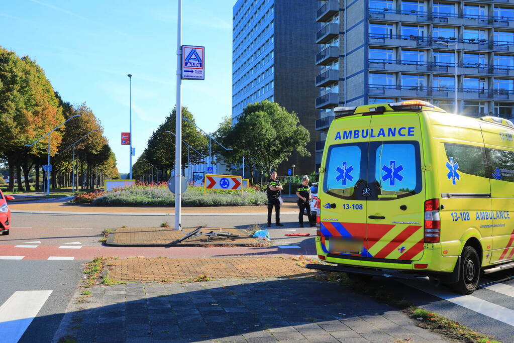 Fietser botst op auto bij oversteekplaats