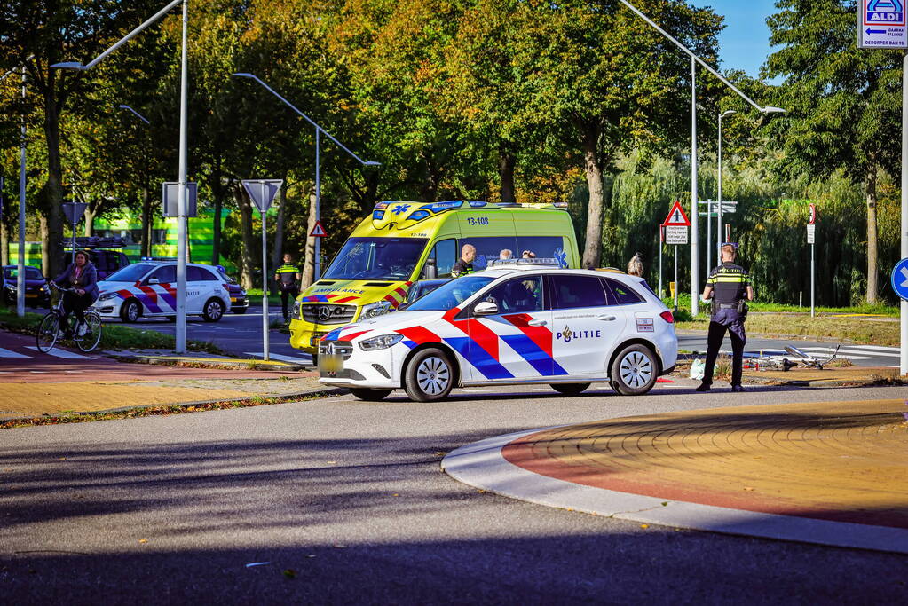 Fietser botst op auto bij oversteekplaats