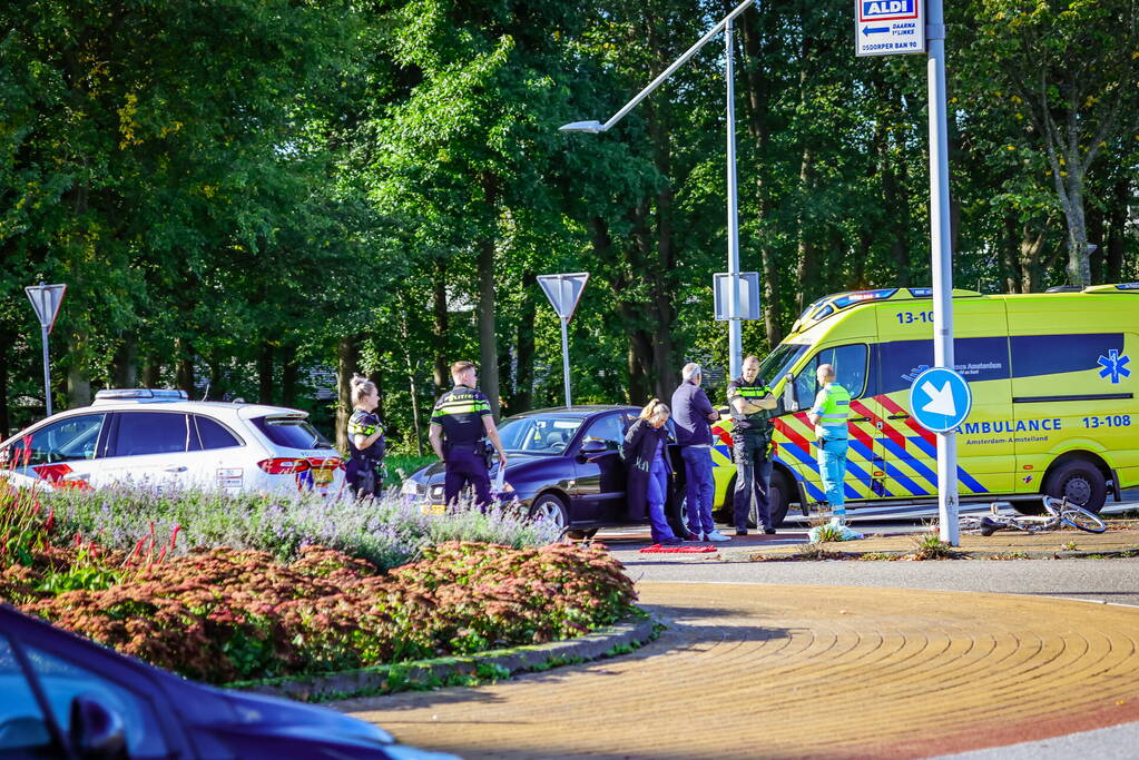 Fietser botst op auto bij oversteekplaats