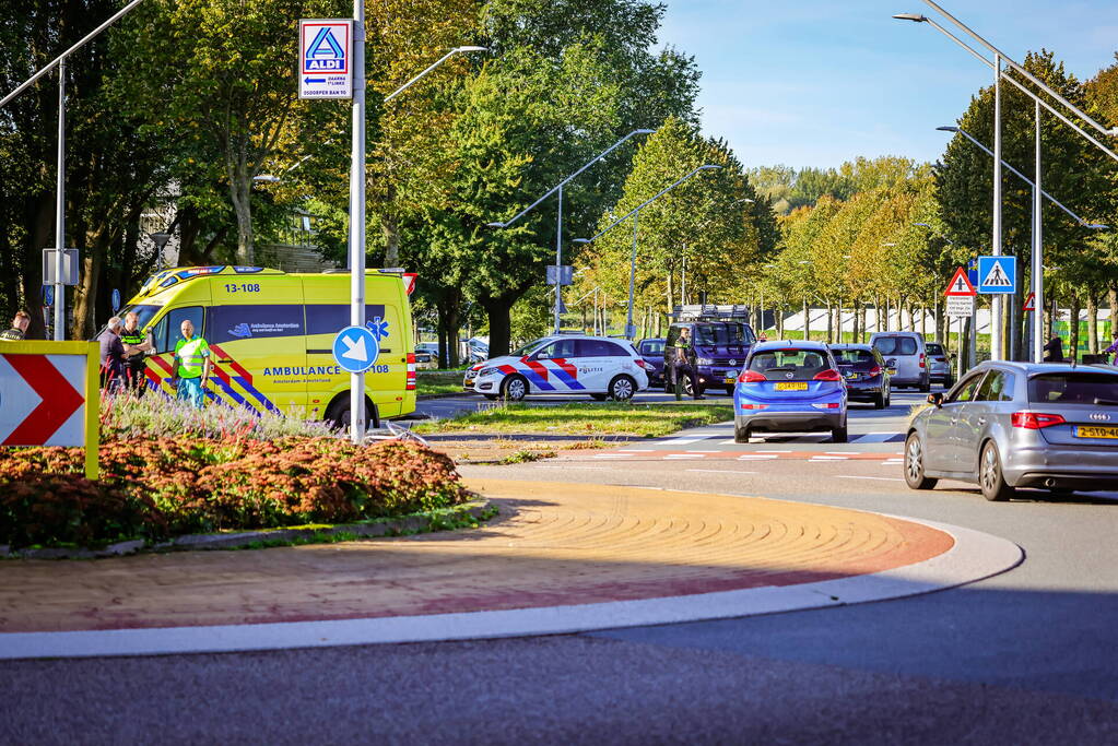 Fietser botst op auto bij oversteekplaats