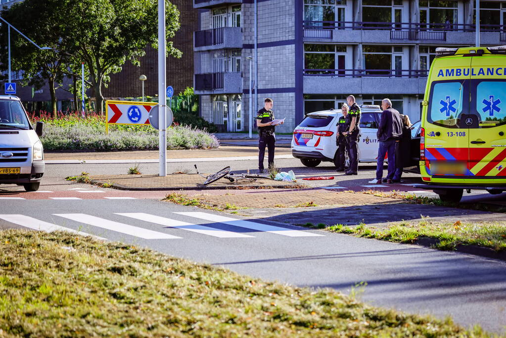 Fietser botst op auto bij oversteekplaats