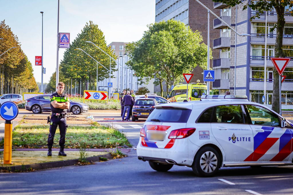 Fietser botst op auto bij oversteekplaats